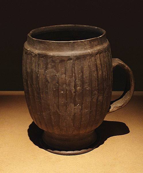 800px-CMOC_Treasures_of_Ancient_China_exhibit_-_large_grey_mug.jpg