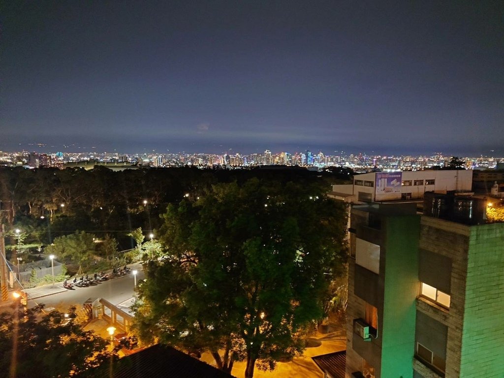 [分享]平行陸貳民宿二館，意外選中眺望台中市夜景的星空五樓，