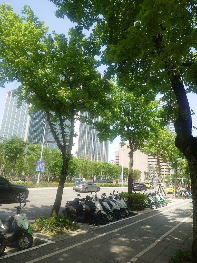 [分享]城市攝影師的凝視：在信義的光影裡行走
