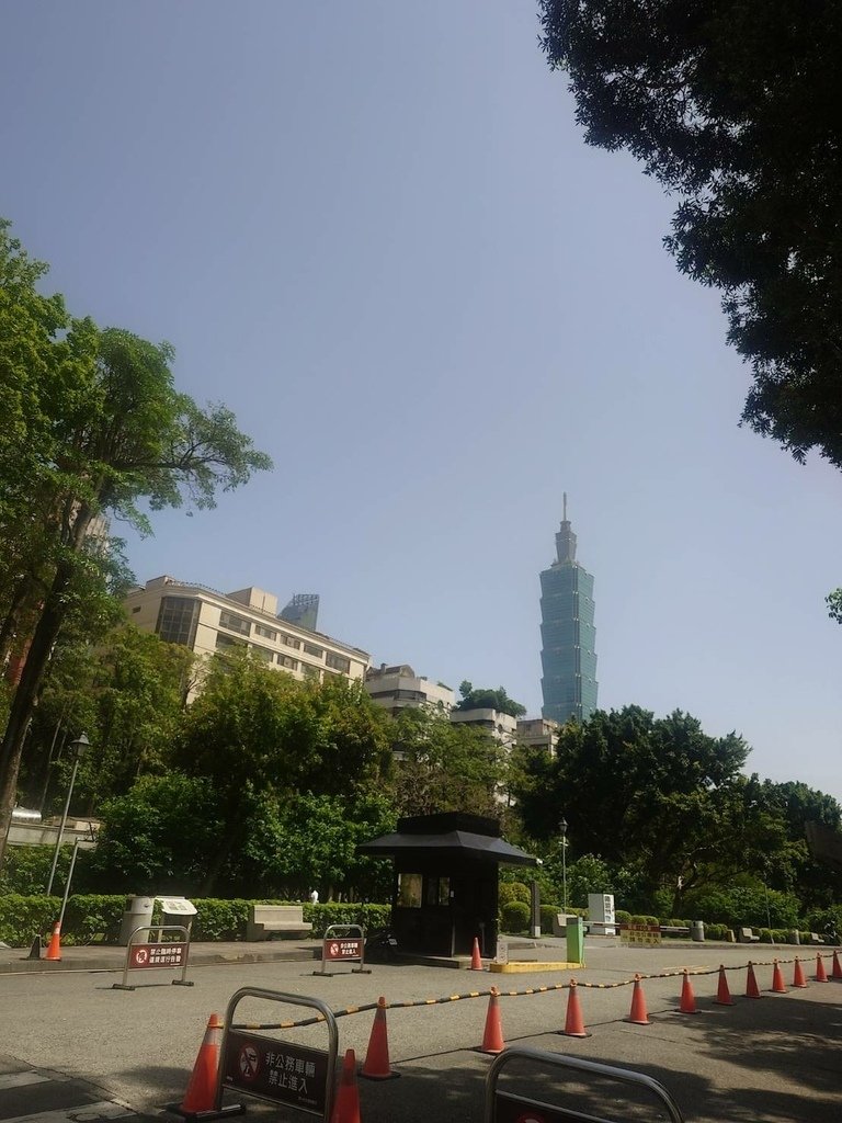 [分享]城市攝影師的凝視：在信義的光影裡行走