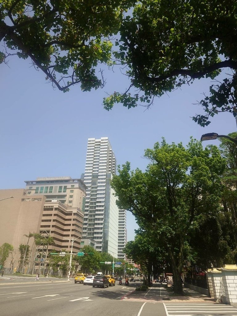 [分享]城市攝影師的凝視：在信義的光影裡行走