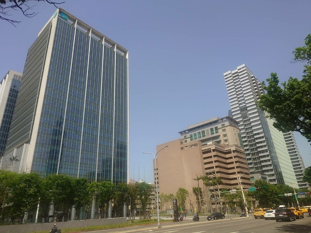 [分享]城市攝影師的凝視：在信義的光影裡行走