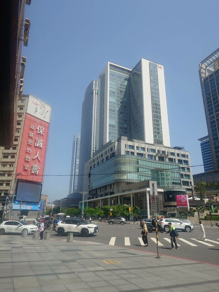 [分享]城市攝影師的凝視：在信義的光影裡行走