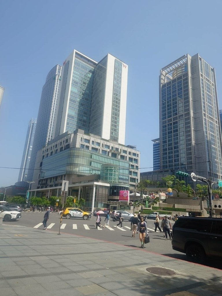 [分享]城市攝影師的凝視：在信義的光影裡行走