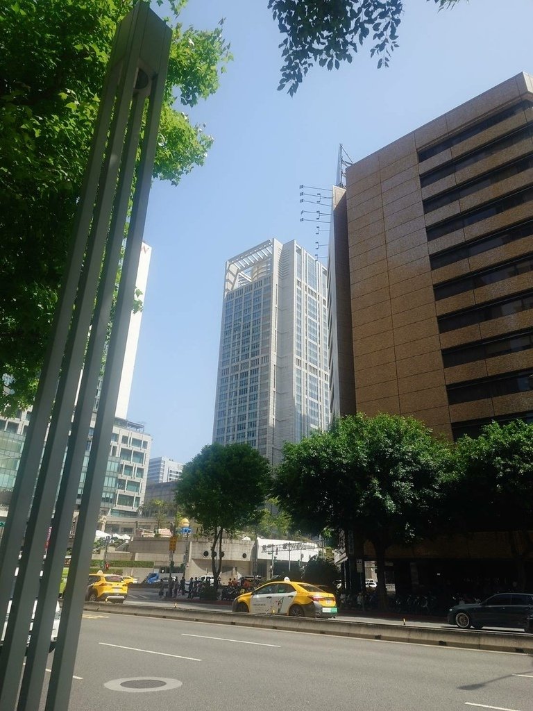 [分享]城市攝影師的凝視：在信義的光影裡行走