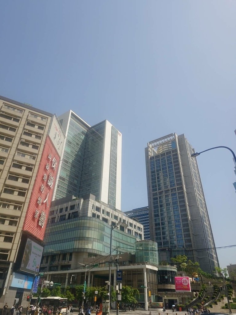 [分享]城市攝影師的凝視：在信義的光影裡行走