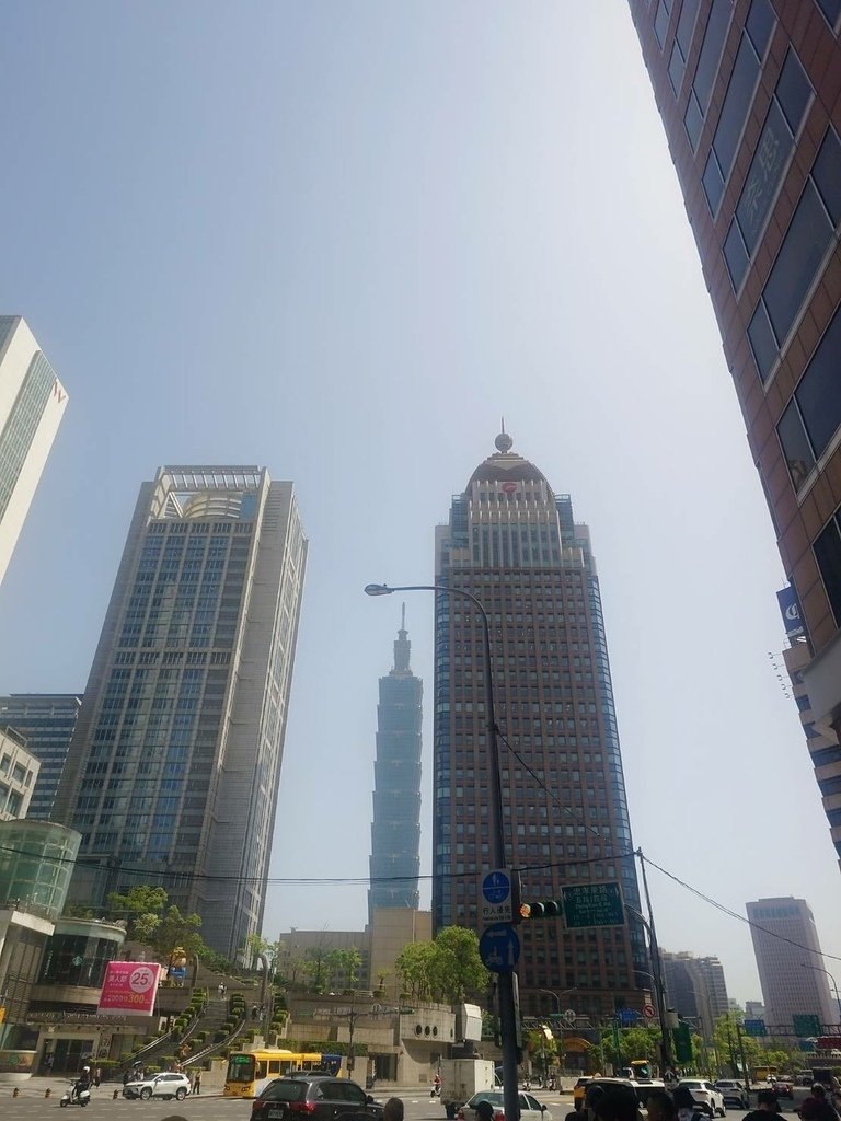 [分享]城市攝影師的凝視：在信義的光影裡行走