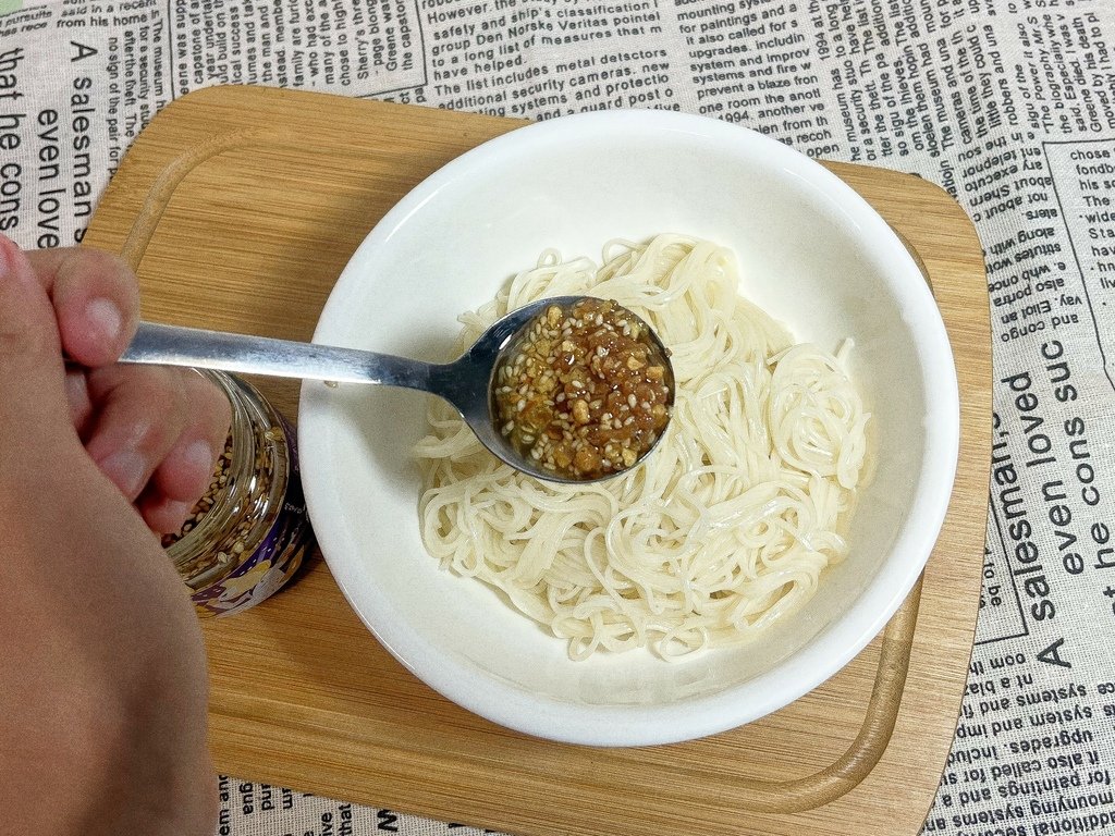 灶市油封香蒜酥。推薦/評價。快速料理。香蒜酥地瓜葉。蒜香油蔥