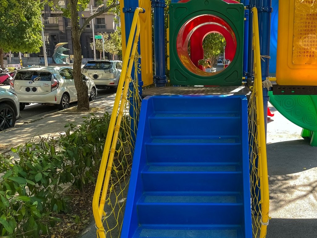 //新竹東區//關新公園(日光公園)。新莊火車站附近。高樓包
