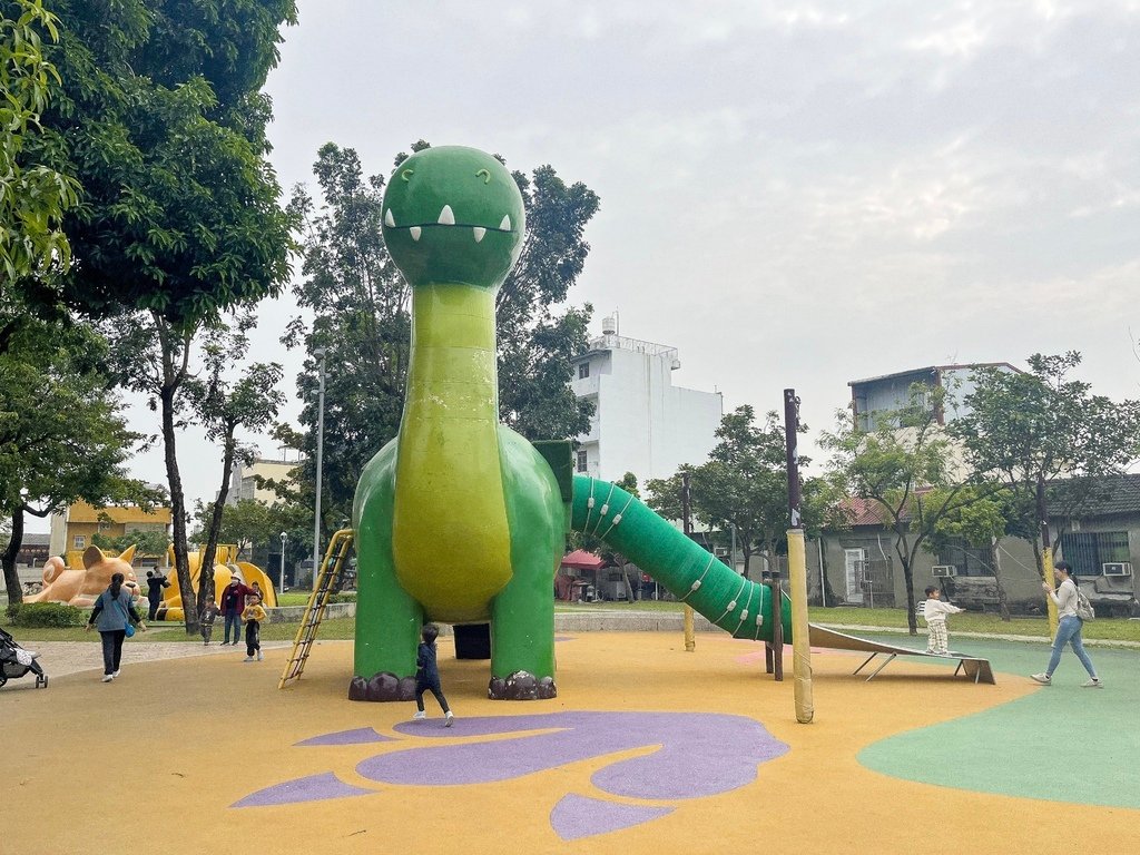 //屏東// 屏東蘭州特色遊戲場。勝利動物溜滑梯公園。近勝利