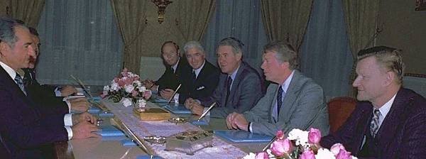 The_Shah_with_Atherton,_Sullivan,_Vance,_Carter_and_Brzezinski,_1977