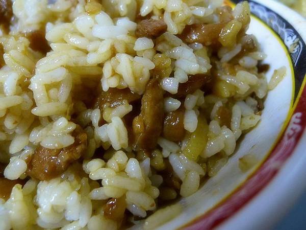 攪拌後的滷肉飯