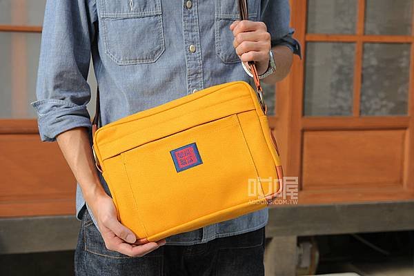 guang-fu-hao-vacation-partner-canvas-handbag.jpg