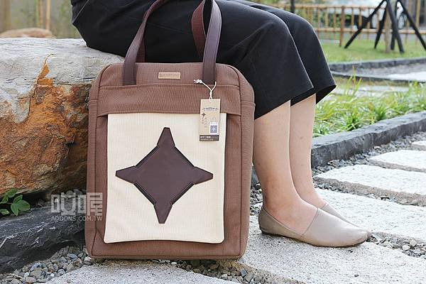 guang-fu-hao-funtaiwan-battery-canvas-handbag.jpg