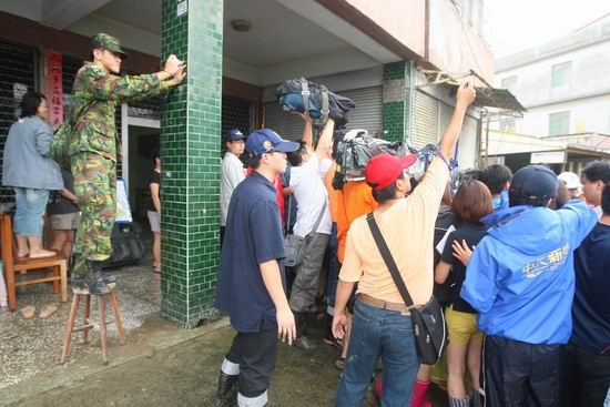 阿兵哥踩椅子.jpg