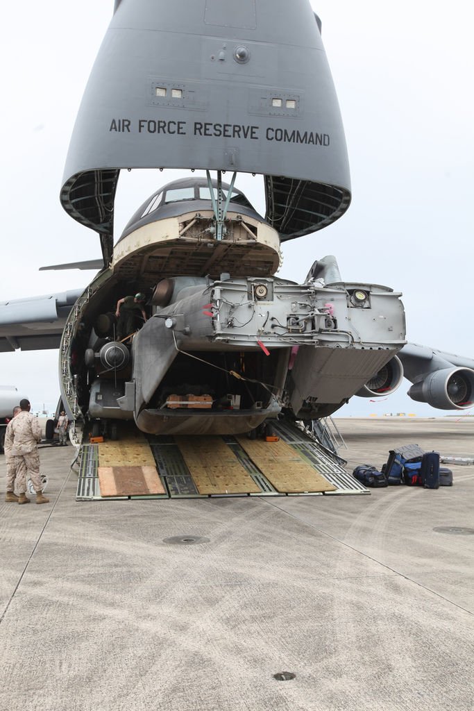 20130929-USAF C-5A unloads a USMC CH-53E (2).jpg