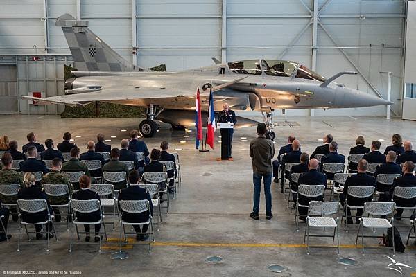 克羅埃西亞空軍:首架Rafale B型雙座戰機進行飛行情形