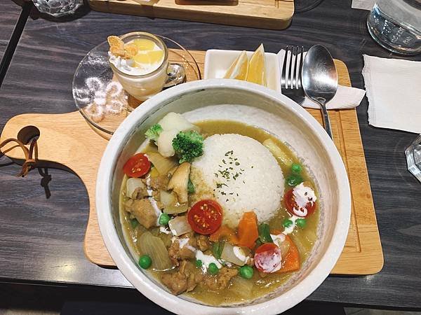 【食記-淡水區-早午餐-貓肥咖啡館】淡水捷運站-貓控、剷屎官
