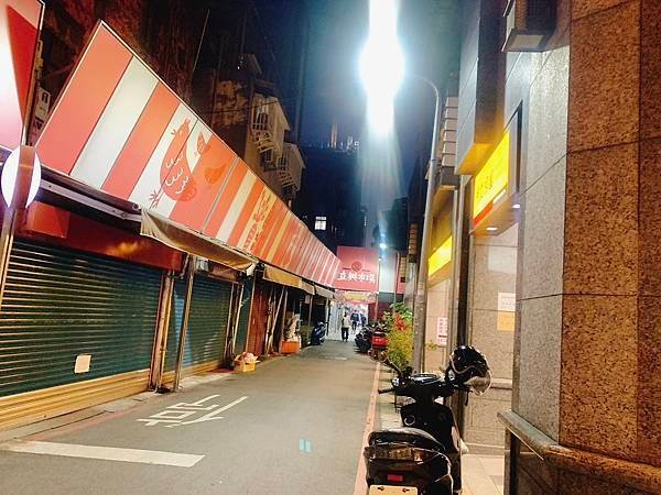 【食記 | 台北市萬華區-黑仔炒飯炒麵鍋燒麵】隱身在市場裡的