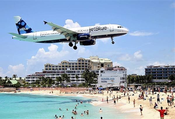 maho beach landing.jpg