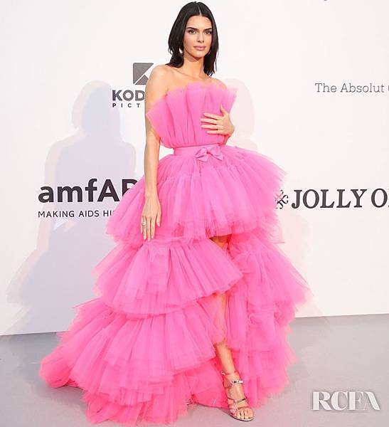 Kendall-Jenner-In-Giambattista-Valli.jpg