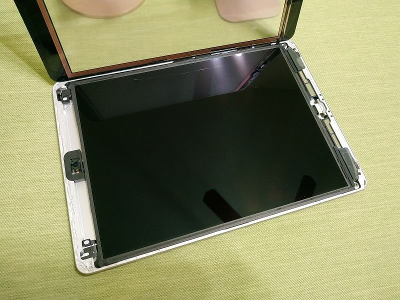 IMG_20221001_041127(001).jpg - 20221001_重黏iPad9面板