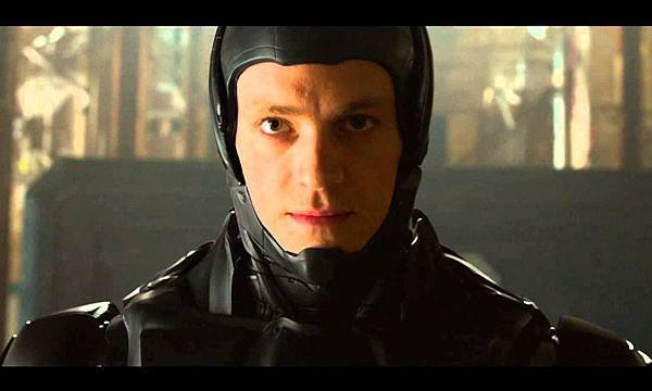 Robocop-2014-action-clip-4