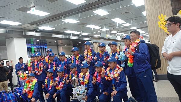 U12回國當阿姨的我，當然要去接機，全家一起出發
