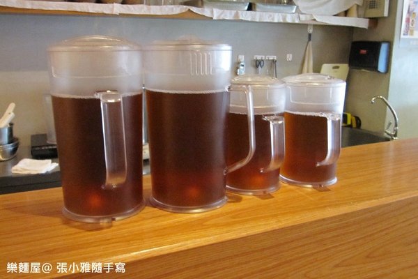 每桌提供一壺麥茶