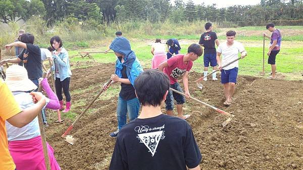 20150929小米田開溝做畦