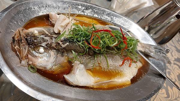 20240914御鼎香脆皮烤鴨餐廳_蔥油清蒸鮮魚.jpg