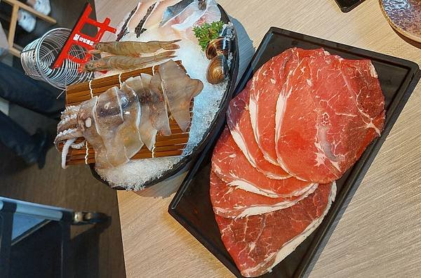 1131215聚日式鍋物_彭湃海鮮+板腱牛肉.jpg