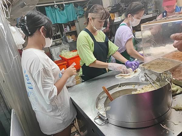 來去吃 -  料多味美超大捲的羅東夜市鄭記潤餅