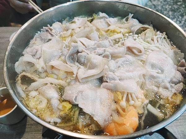 來去吃 - 七堵媽祖廟旁門庭若市的東北麵館宣騰莊