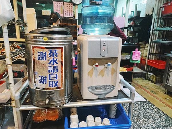 來去吃 - 七堵媽祖廟旁門庭若市的東北麵館宣騰莊