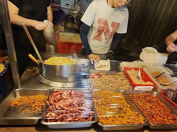 來去吃 - 台北市虎林街黃昏市場大肥媽現做潤餅