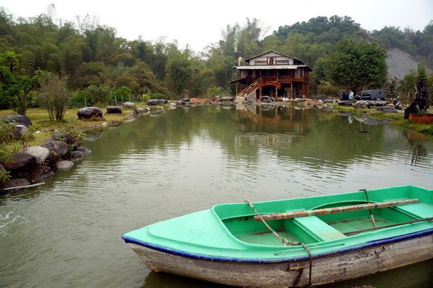 山中的漂流木藝術建築—遊走微風山谷清涼一季