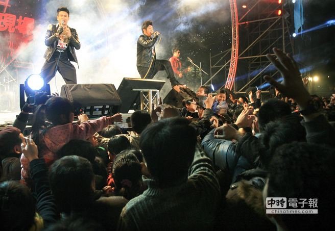2014台中市跨年晚會大甲場31日在大甲體育場舉行，北七樂團勁歌熱舞讓全場民眾high翻天。（記者范揚光攝）