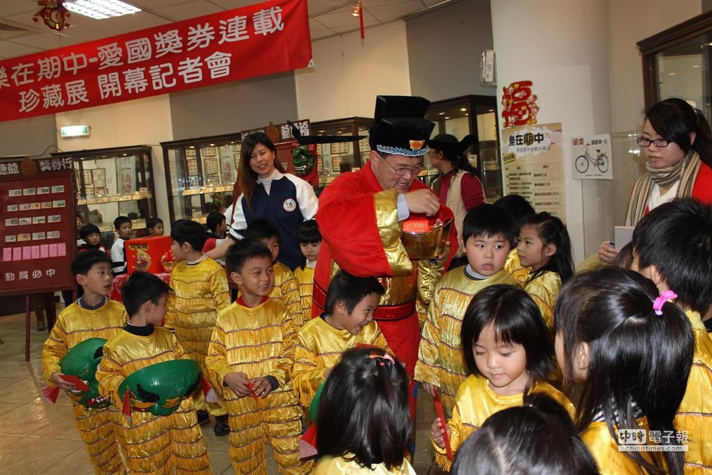 市長邱建富發給小朋友紅包彩券，體驗中獎樂趣。（吳敏菁攝）