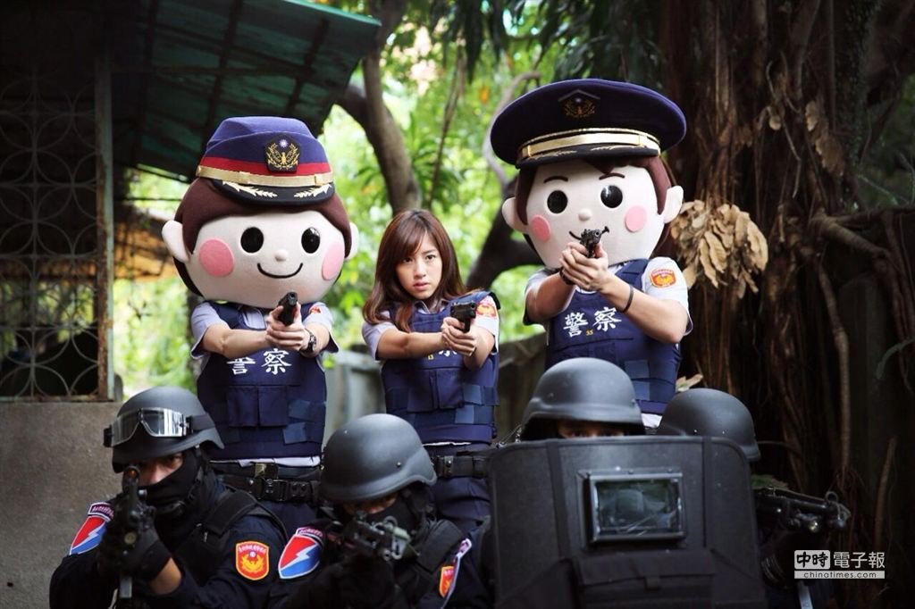 警方印製的Q版桌曆，找來名模加持大受歡迎。（北市警局提供）