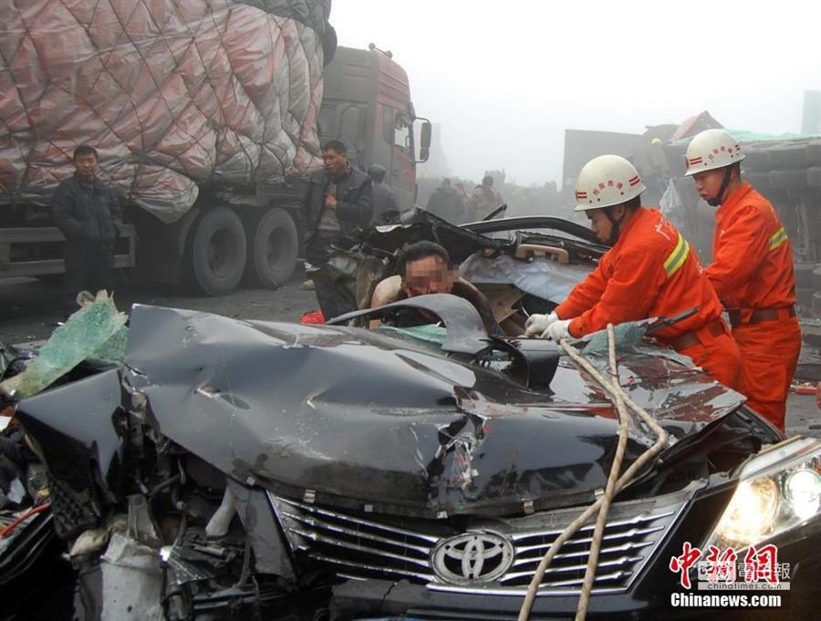四川一段高速公路15車連環撞，致2死8傷。(摘自中新網)