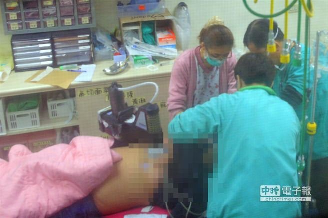 燒炭自殺女子在醫院搶救。（方濬哲攝）