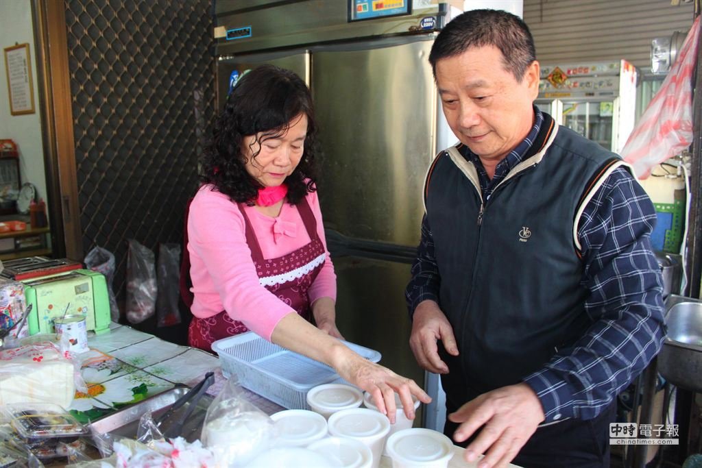 山下早餐店老闆林棠祥(右)、老闆娘趙人儀每天提供10份愛心代用餐。(劉宥廷攝)