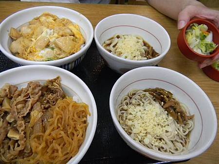 牛肉丼和親子丼加冷麵