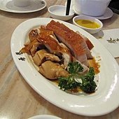 烤乳豬拼盤脆皮爽口!