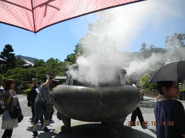 摸摸煙往身體擦,祈求好運