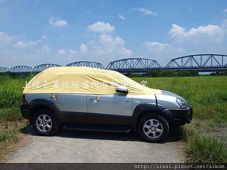 套車套步驟4：黏上車門手把魔鬼粘及扣上輪圈鐵鉤，完成