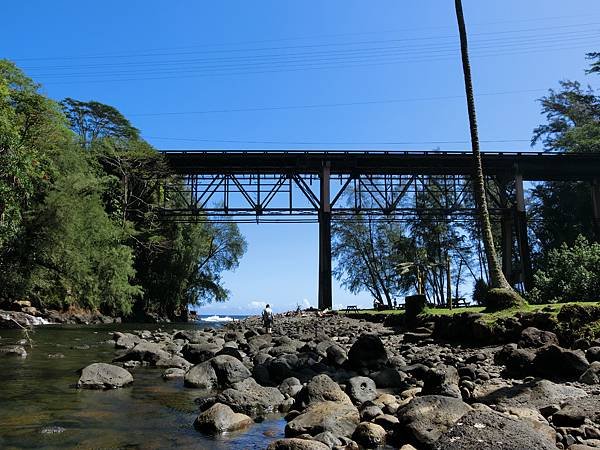 Kolekole Park_Stream, sea and bridge