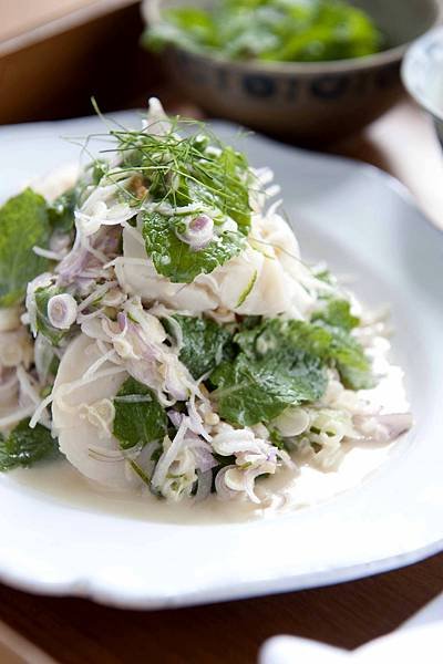 Scallop_salad_with_grated_coconut,_lemongrass