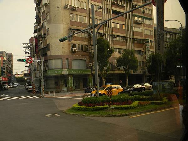 右轉福國路  進站捷運芝山站.JPG